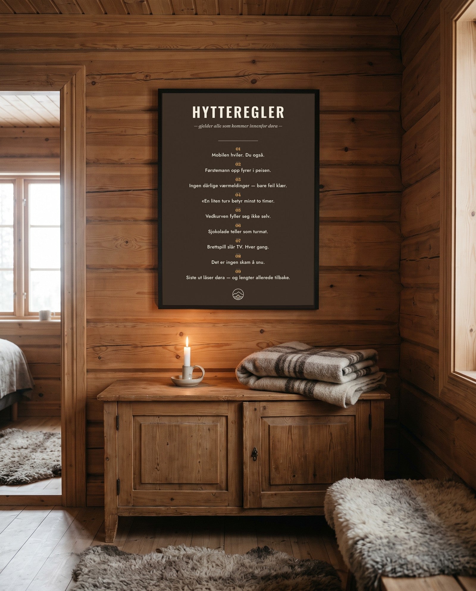 Hytteregler-plakat på tømmervegg
