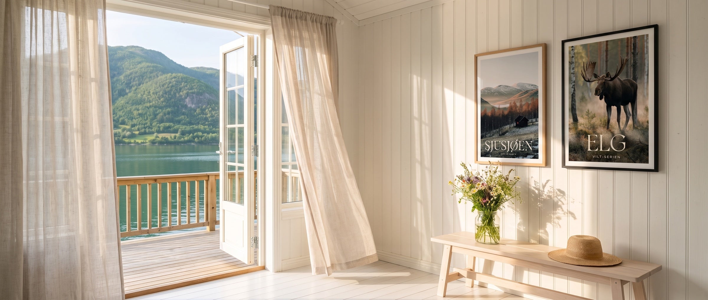 To hytteplakater i ramme på tømmervegg, stylet med ullpledd og kaffekopp